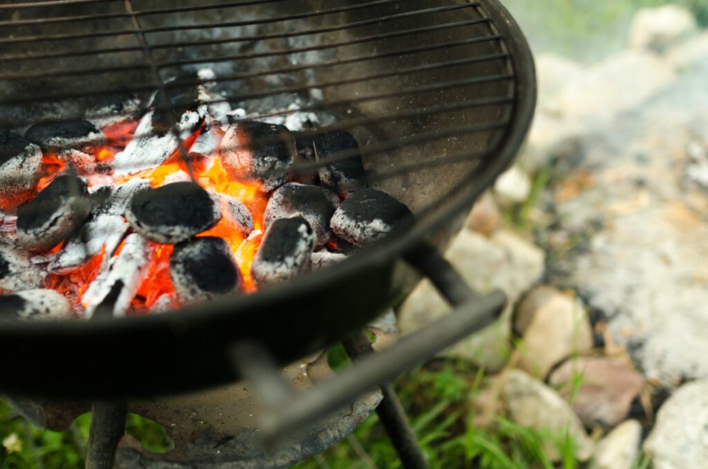 Grill med glödande kol