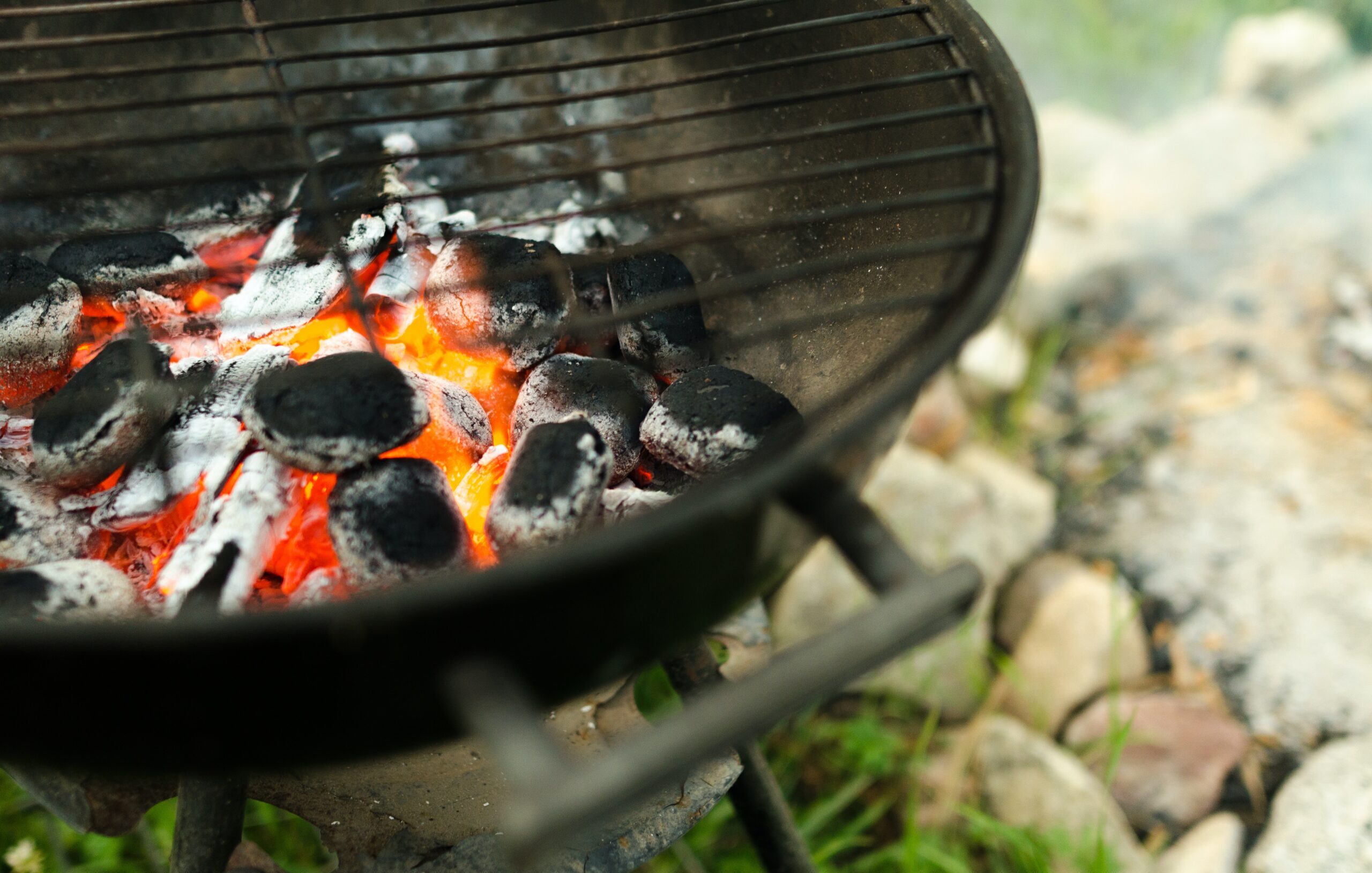 Grill med glödande kol
