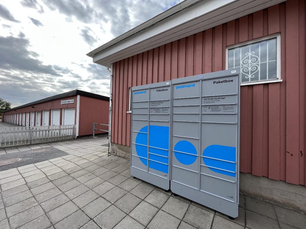 Paketbox strax utanför tvättstugan på Brunnsvägen.