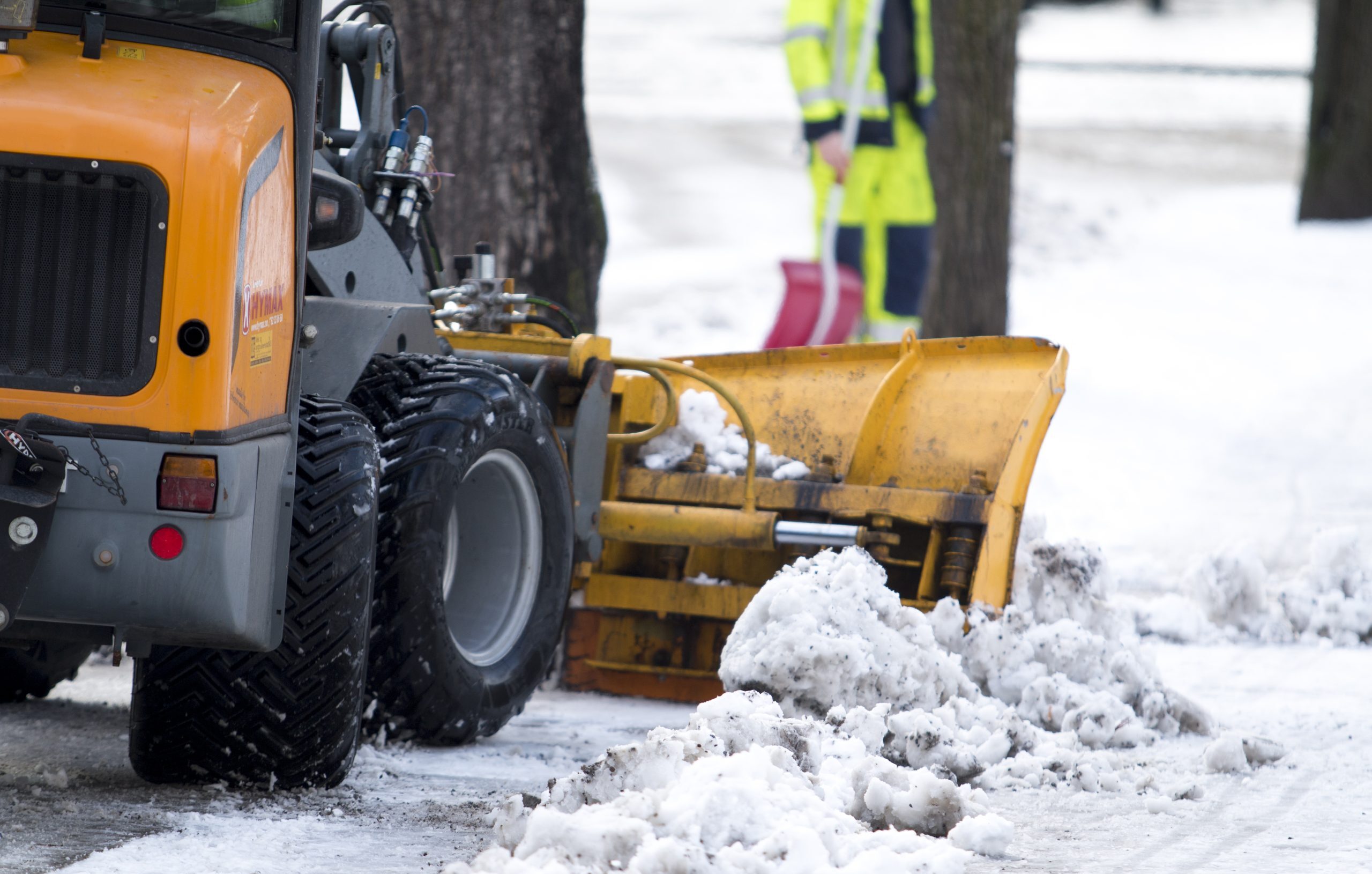 Traktor som snöröjer.