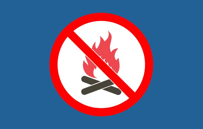 En eld med ett rött streck över för att symbolisera eldningsförbud.