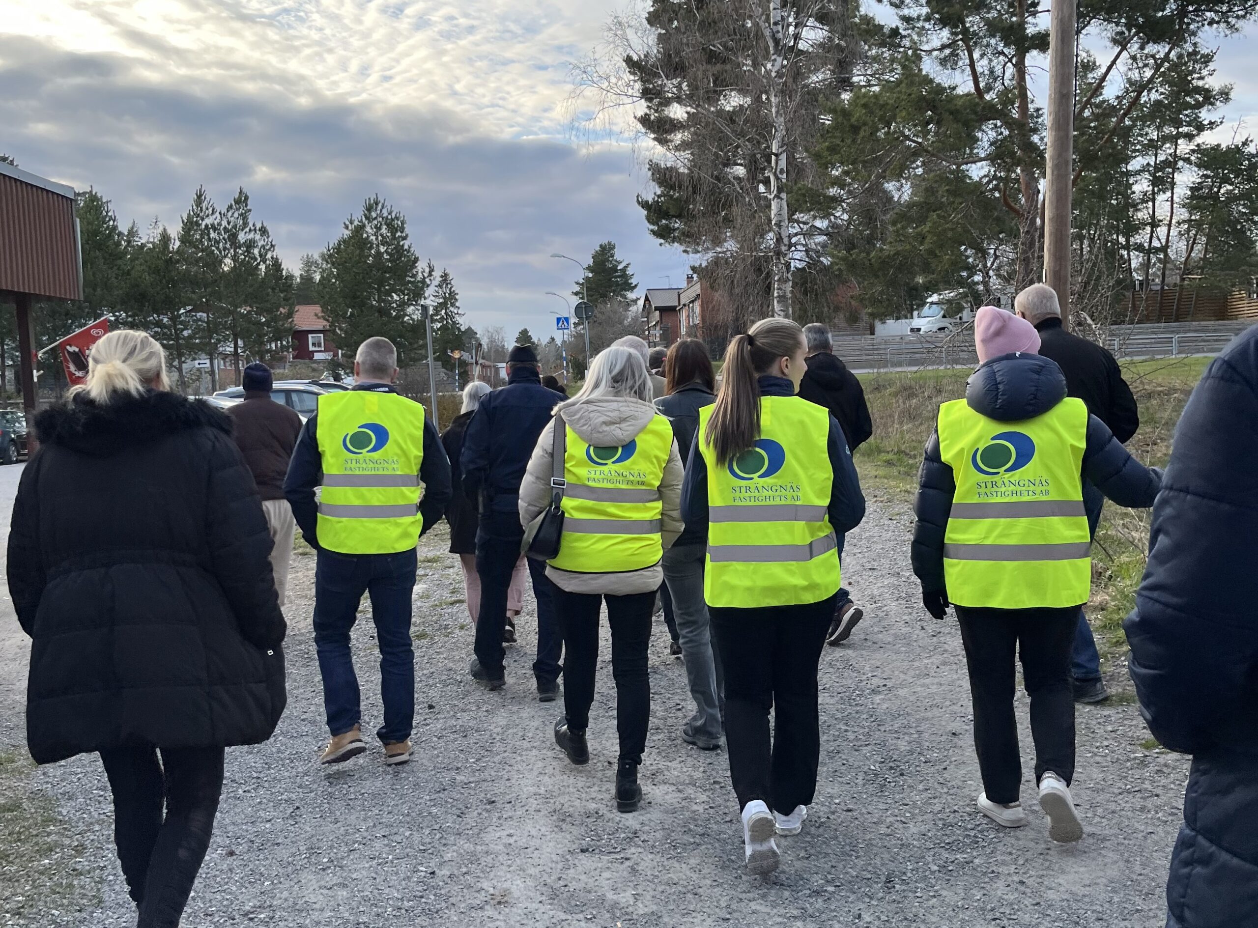 Medarbetare från SBAB går på en trygghetsvandring tillsammans med hyresgäster.