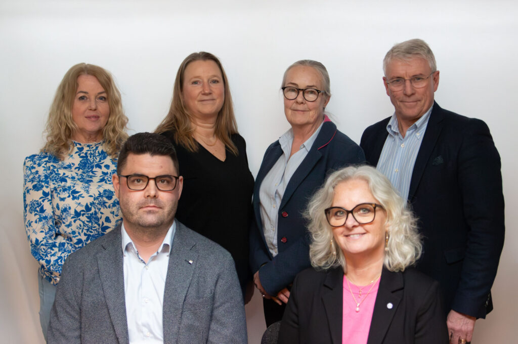Styrelsemedlemmar uppställda för fotografering, bild.