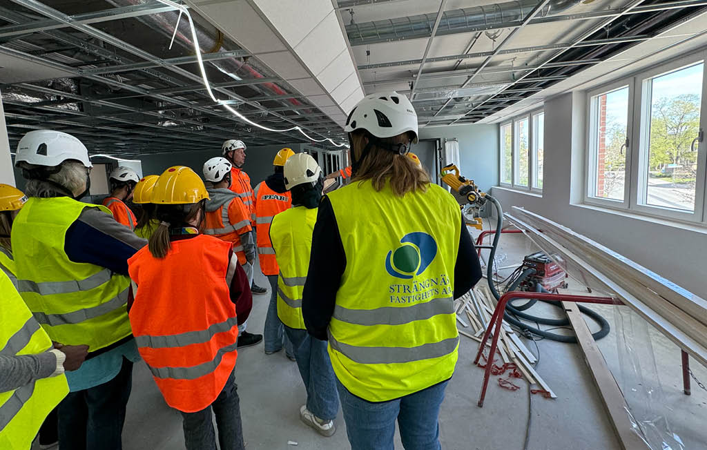 Elever på besök vid ombyggnationen av kommunhuset i Strängnäs.