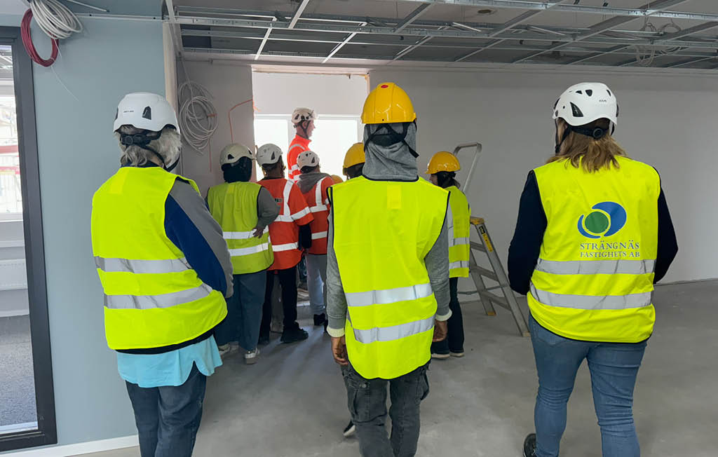 Elever besöker ombyggnationen av kommunhuset.