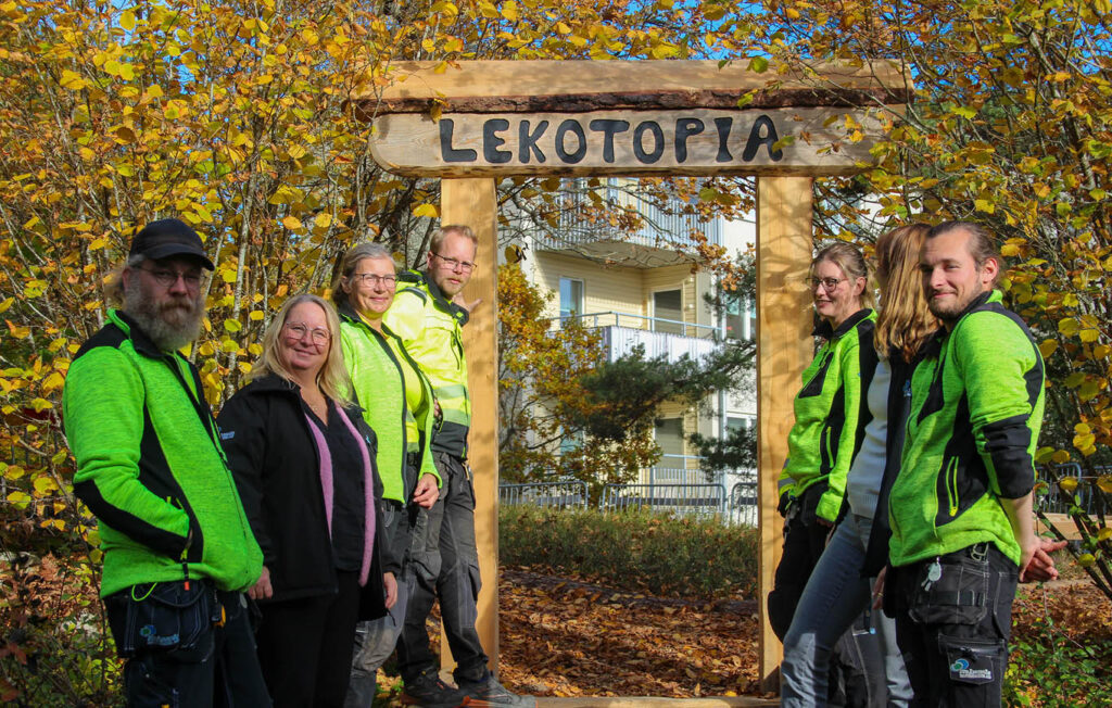 Medarbetare står framför ingången till Lekotopen.
