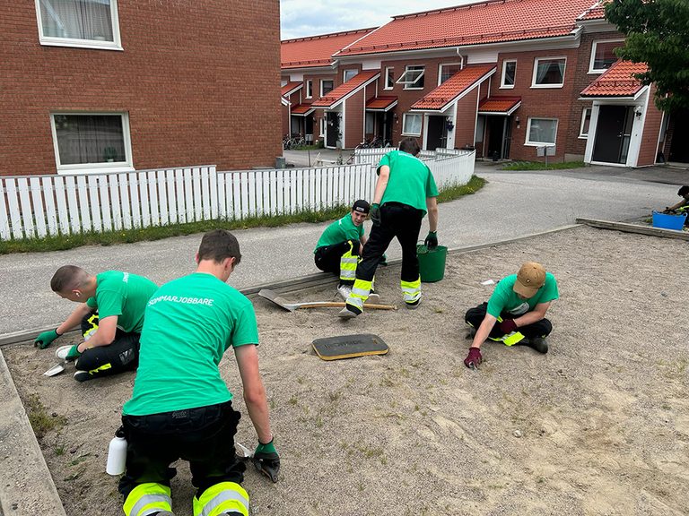 sommarjobbare som rensar ogräs